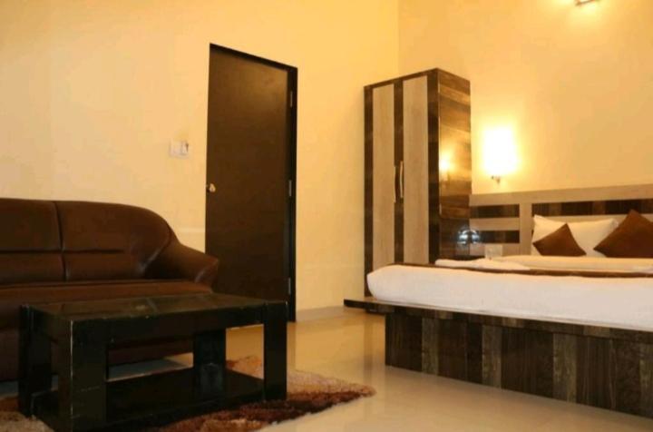 Shivanya Palace มหาบาเลชวาร์ ภายนอก รูปภาพ